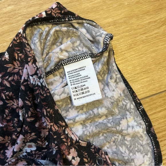 American Eagle Vintage Black Floral Scoop Neck Criss Cross Keyhole Back Bodysuit - Picture 7 of 7